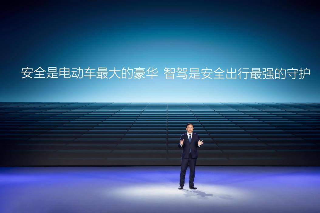 比亚迪驶入未来：2025年的智能汽车革命与全民智驾时代(图1)