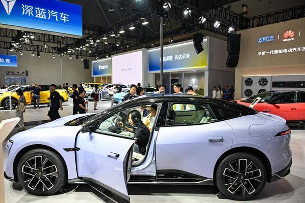 更聪明 更安全 更开放——从智博会看智能网联新能源汽车新趋势(图1)